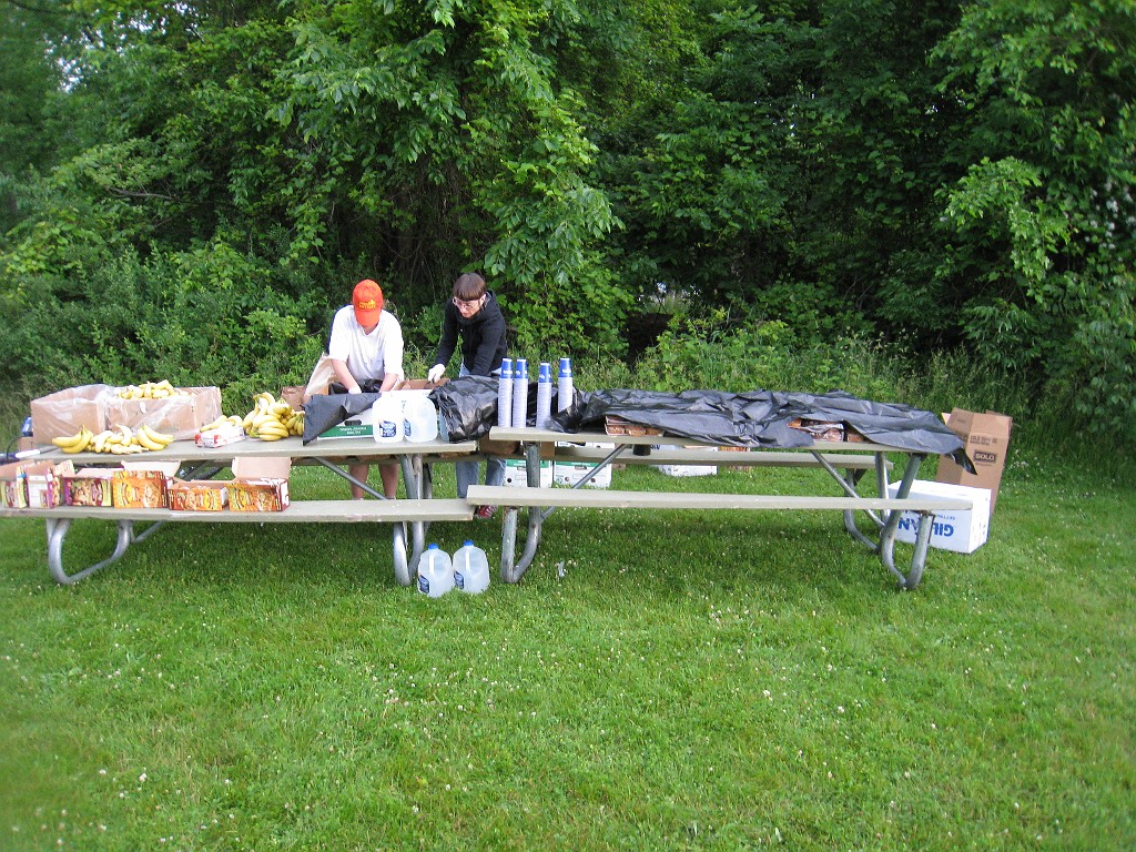 Flirt w Dirt 2009 030.jpg - The Flirt with Dirt 10K held by Running Fit on June 13, 2009. This is part two of the three part Serious Series held each year. It is run at Lakeshore Park in Novi Michigan.